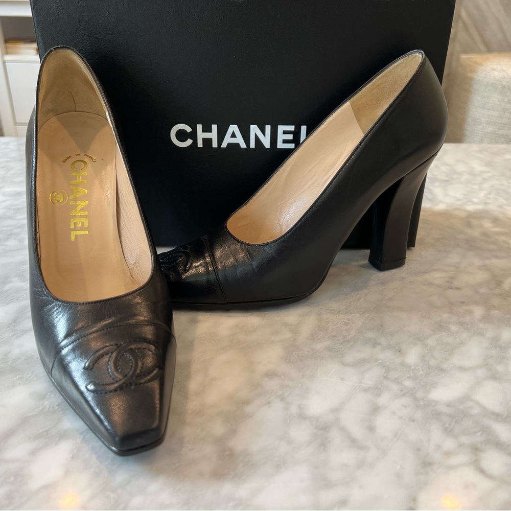 CHANEL CoCo Interlocking CC Black Lambskin Pumps